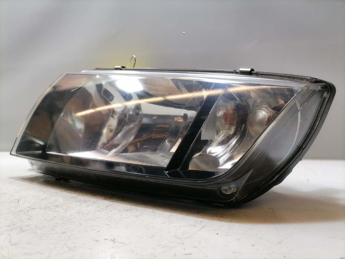 Skoda Fabia 1 6Y original Scheinwerfer vorn links Halogen Schwarzer Hintergrund Bj.2003